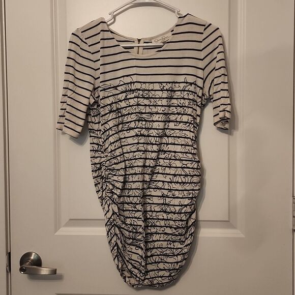 Jessica
Simpson Maternity Top  - Picture 1 of 4